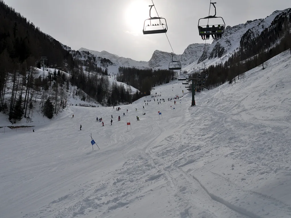 Blick über die Rennstrecke im Gegenlicht, viele Fahrende auf der Piste.